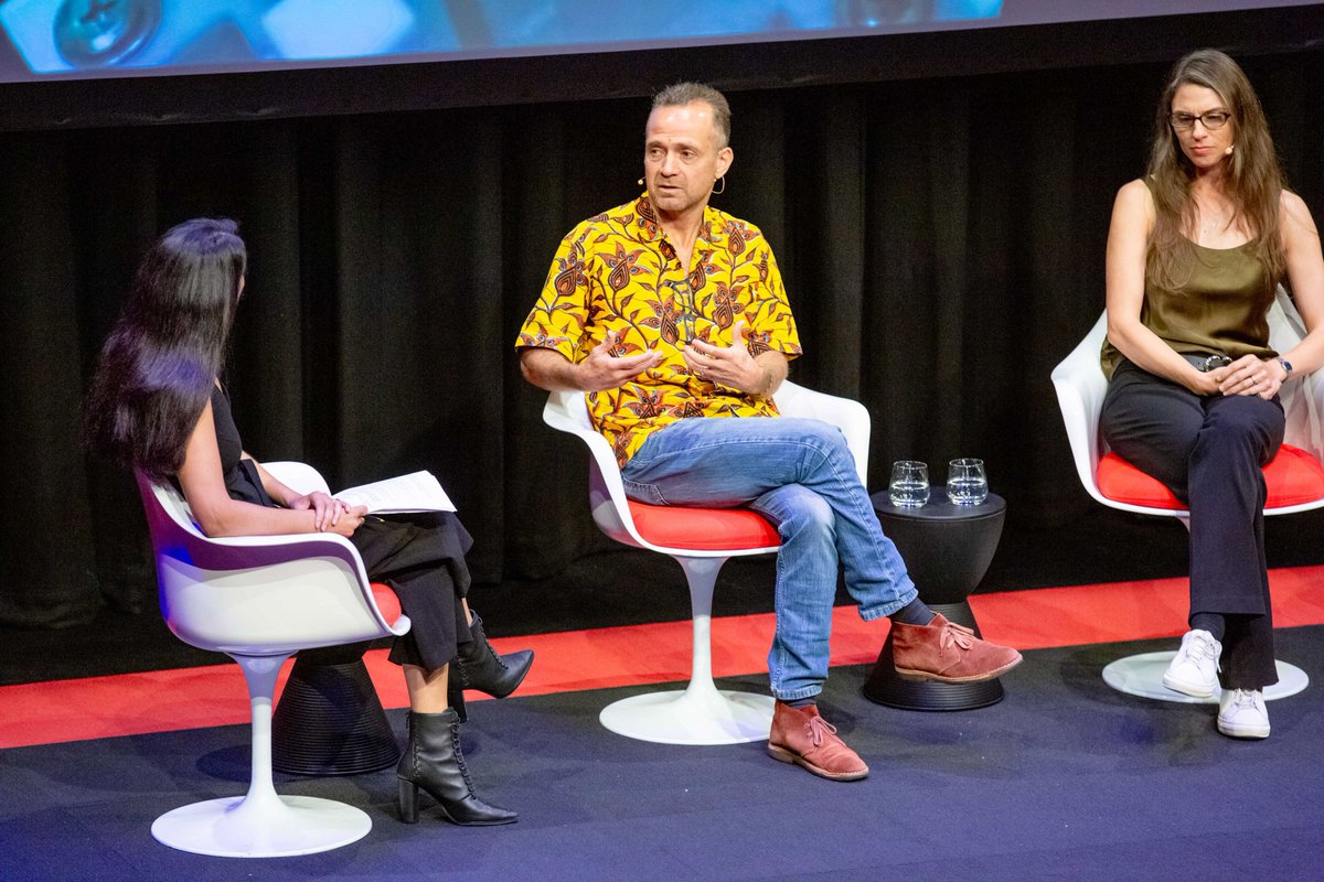 #QBI sleep and behaviour expert, Professor Bruno Van Swinderen, continues to blow our minds 🤯 captivating a full house at the @WSFBrisbane last month with his exploration into the mysteries of #animalconsciousness. 📸 Atmosphere Photography #UQ #WSFB2024 @vanswinderenlab