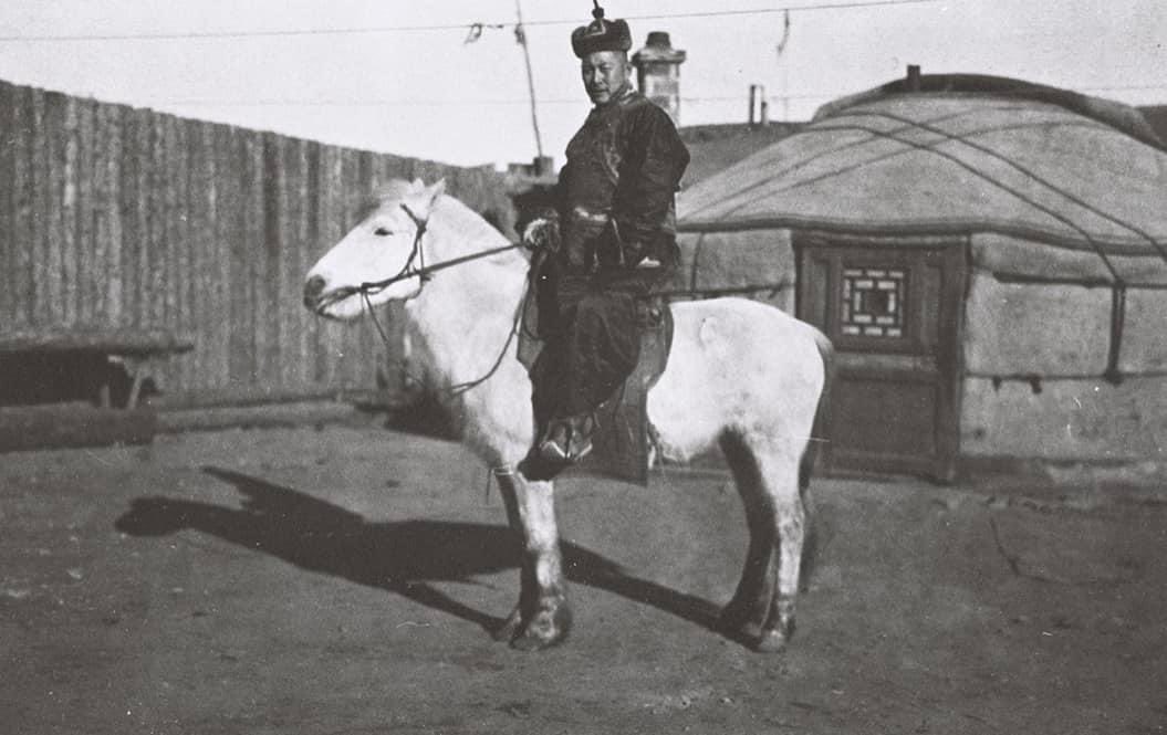 Алдарт Викингүүдийн нутаг гэгддэг Норвегийн хант улсын Осло хотын музейгээс урилга ирсэн. Энэ мэт эрдэнэсийн сан тэнд байдаг тухай эрхэм номын нөхөр Maria Kartveit бидэнд анх хэл дуулгасан. Өргөө хот 1912 он.