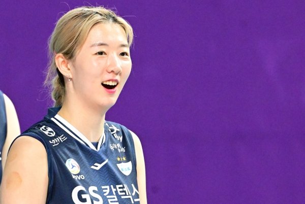 [단독] 'FA 최대어' 강소휘, 도로공사 유니폼 입는다  naver.me/G87AYwiM 

강소휘는 연봉 상한선인 8억 원(연봉 5억 원+옵션 3억 원)에 3년 계약을 마쳤다. 원소속구단인 GS칼텍스를 비롯해 3개 구단이 8억 원을 제시한 상태였다. 고심 끝에 강소휘는 한국도로공사를 최종 선택했다.