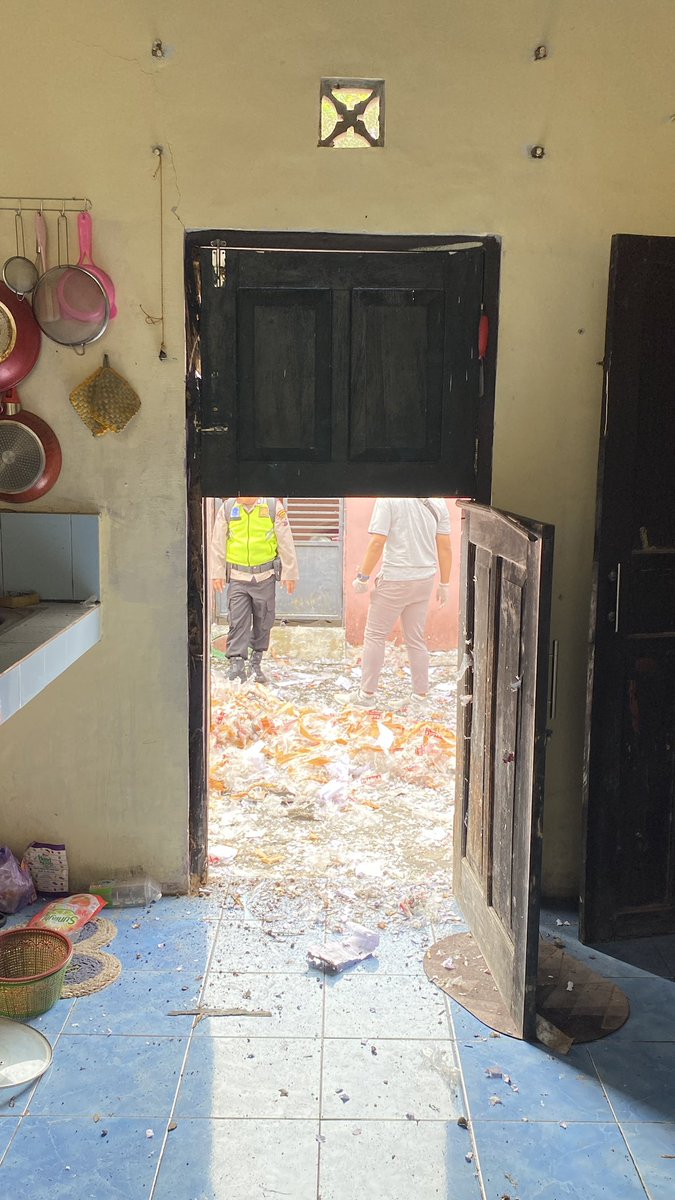nurullatif21's tweet photo. Kaget bgt sampe mrinding, lagi di rumah Ibuk tiba2 ditelepon warga perumahan kalo kontrakan kami kena dampak mercon.
Berdasar cerita warga, ada balon udara isi mercon gede2 jatuh di area kontrakan. Lima rumah plus satu mobil rusak.
📍Donorojo, Mertoyudan

cc @txtdrMagelang https://t.co/S3OZiI7oyy