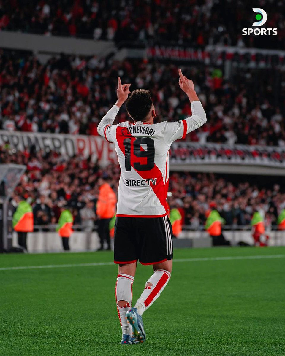 FutbolTotal_ARG's tweet photo. ⚽️🇦🇷 El Diablito Echeverri le dedicó el primer gol internacional de su carrera a su abuela. River venció 2 a 0 a Nacional. https://t.co/JnRaTGklGF
