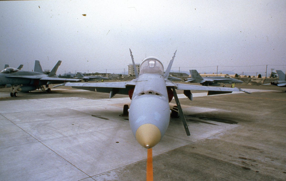 JEDに残る、懐かしいフィルム写真📷

戦闘機（機体名や型は不明）
山口県岩国航空基地にて撮影

#JED #USACE #米陸軍工兵隊 #フィルム写真 #昭和レトロ #vintagephotography #岩国