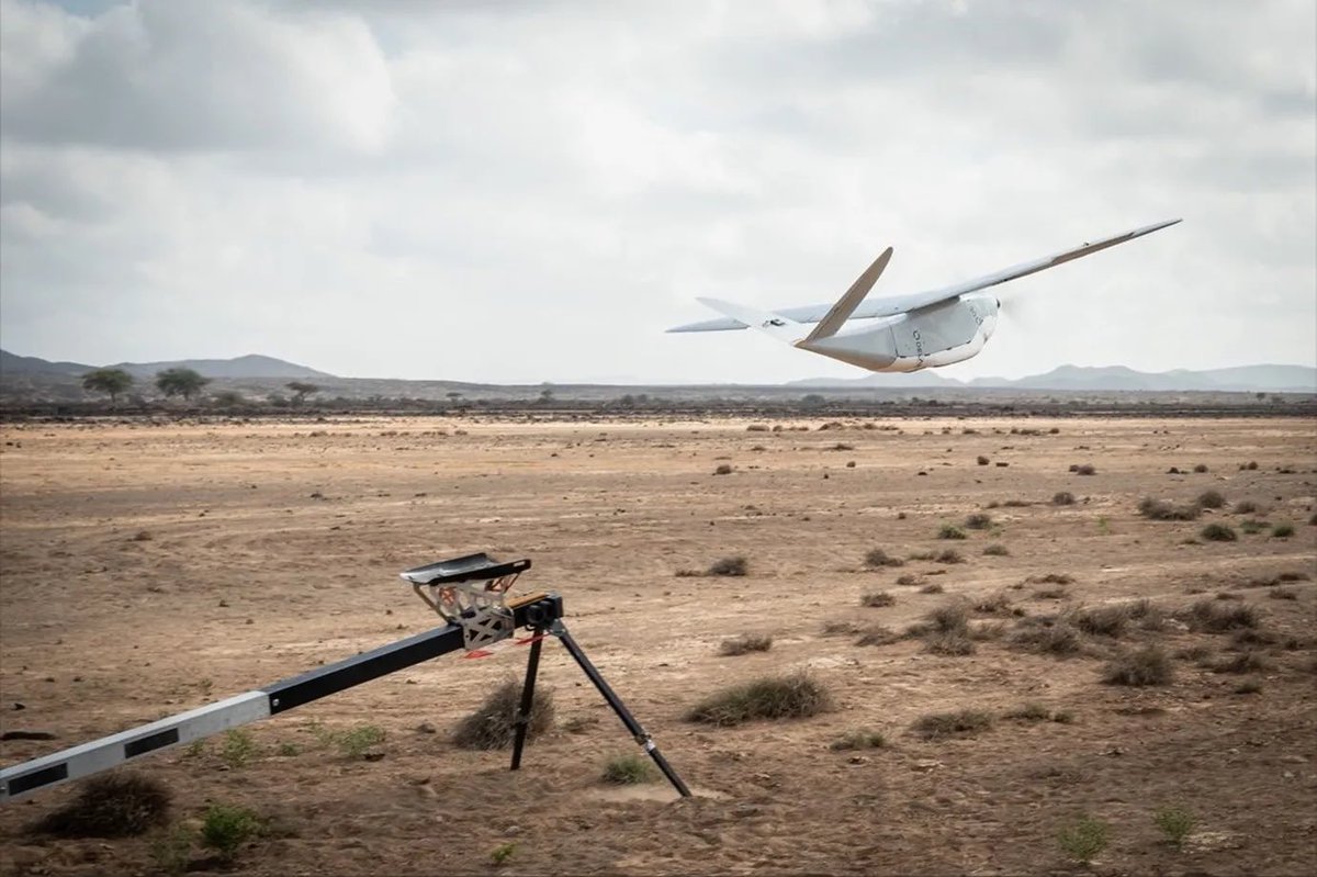 • الجيش الفرنسي 🇫🇷 يختبر طائرة التجسس بدون طيار DT26 في صحراء جيبوتي 🇩🇯 • إذ خضعت طائرة Delair DT26 وهي طائرة استطلاع تكتيكية بدون طيار يبلغ طول جناحيها 3.30 متراً وتزن أقل من 15 كجم ومجهزة بقدرات كهروضوئية والأشعة تحت الحمراء للاختبار في الظروف الصعبة في جيبوتي لمدة 15 يوم