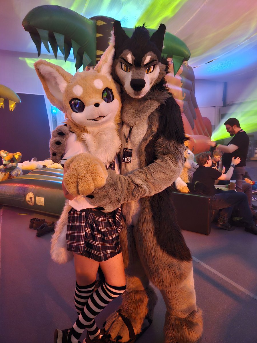 I love that you don't need to go Asia anymore to find eastern suits 🥰

Found this handsome gentleman at #2dance last weekend 😏

@Tsumef4n 
(🪡 @kigurumikagetsu )
#FursuitFriday