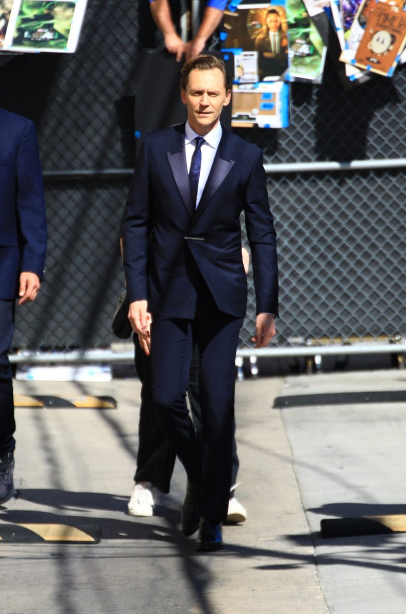 TomHidFansLATAM's tweet photo. Tom con este traje me da unas James Bond vibes muy altas ยฟsoy la รบnica?
๐ท: Torrilla.
#TomHiddleston #Hiddleston #HiddlesArmy #Hiddleslove #Hiddlesworld #JimmyKimmelLive #hiddlestoners https://t.co/nsrBTCMRI6