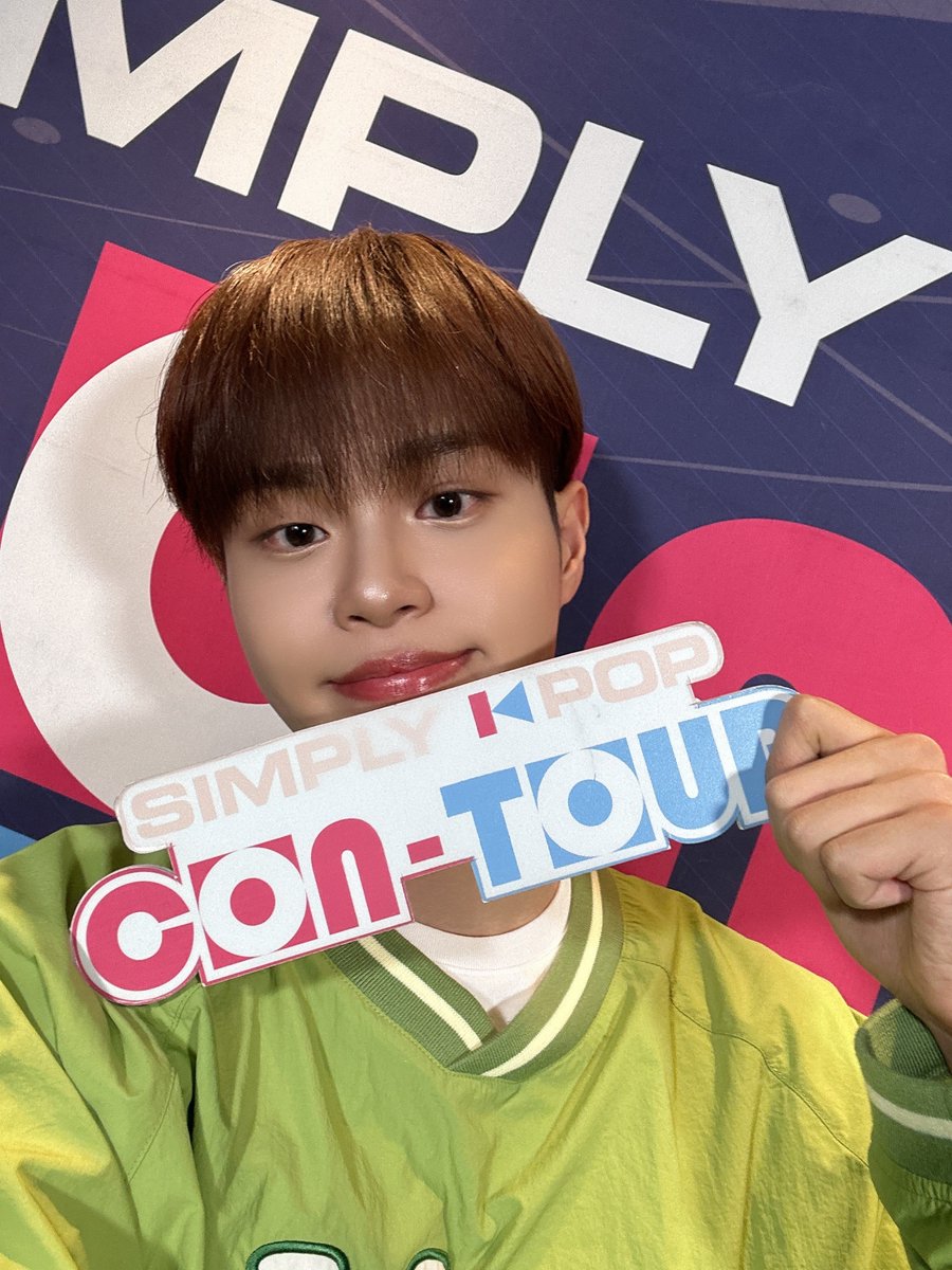 🦦Otter Prince, you gotta pick - be cute or handsome! You can't be both! It's not good for our hearts
(#DAEHWI, we're totally kidding. Please be cute and handsome all the time)

Come see our cute and handsome #MC_HWI on today's #SimplyCONTOUR at 1pm KST!

youtube.com/watch?v=UMboKr…