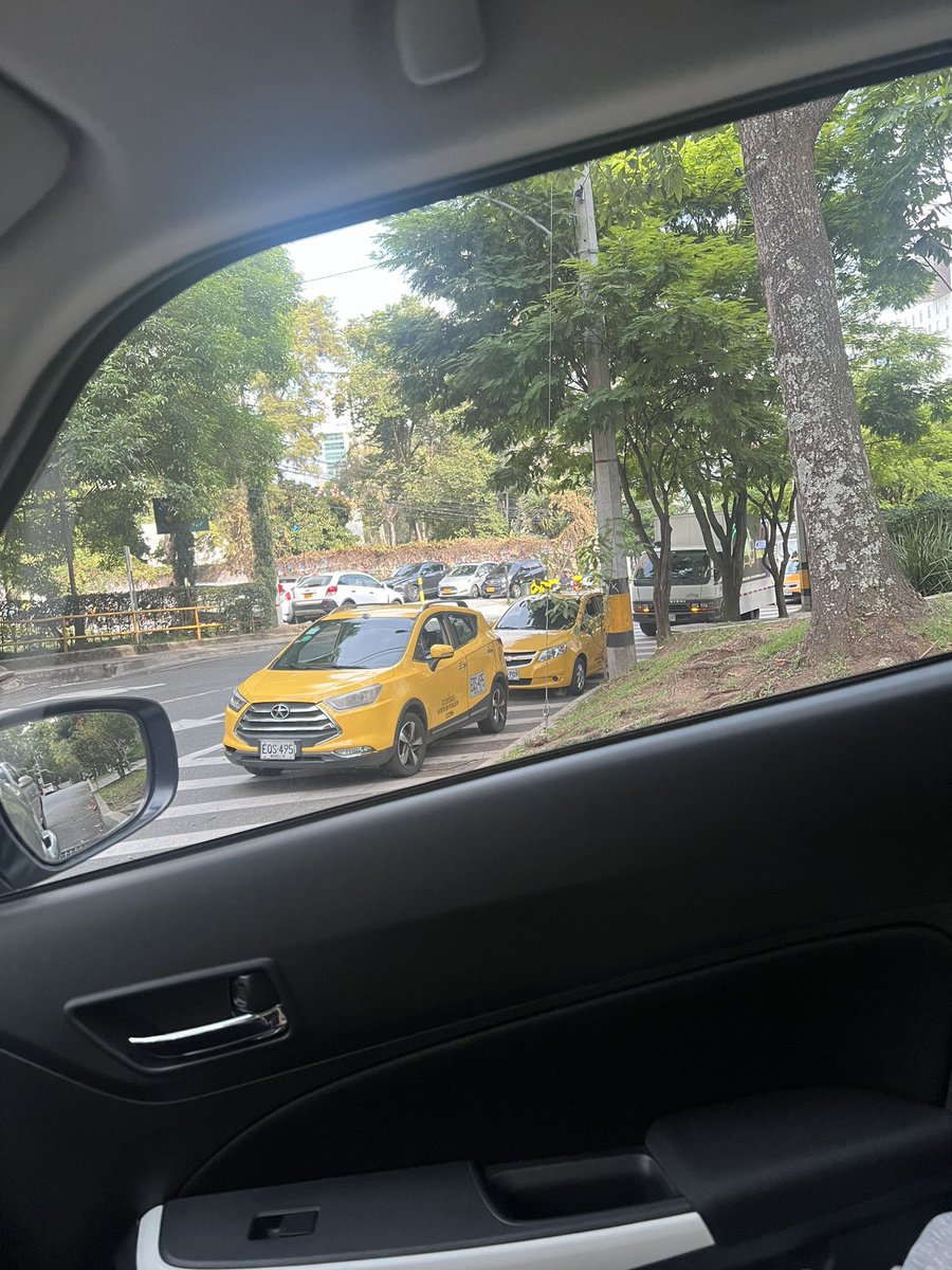 susanarestrepof's tweet photo. @IsaTobon @sttmed Igual que los Gonzales en milla de oro y la cra 42 al frente de vita integral 🫠 https://t.co/z1PmNLR4o6
