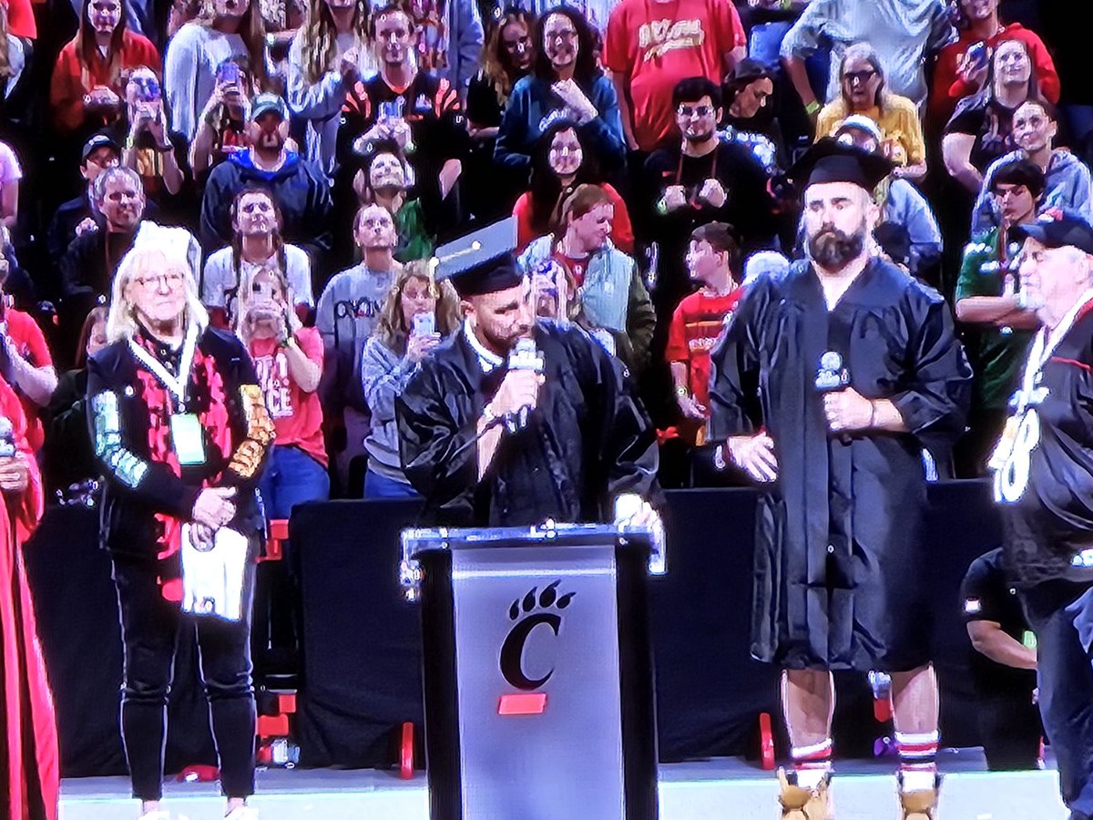 The Kelce brothers just regraduated from UC and it was glorious.

#newheightscincy