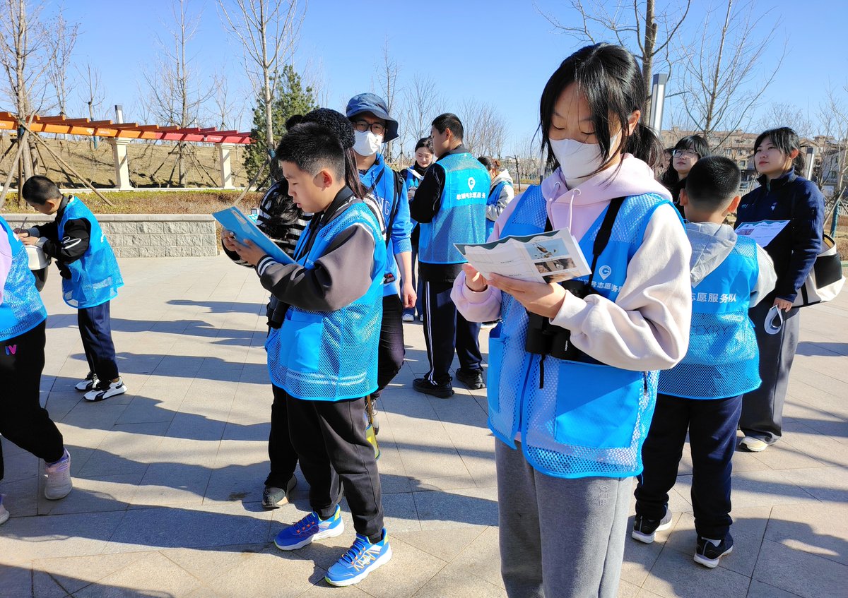 Urban parks provide a home for numerous bird species, enriching urban biodiversity. What bird neighbors do we have around us? How can we better protect them? Recently, we collaborated with a Fangshan volunteer team to conduct a survey on bird diversity and conservation training.