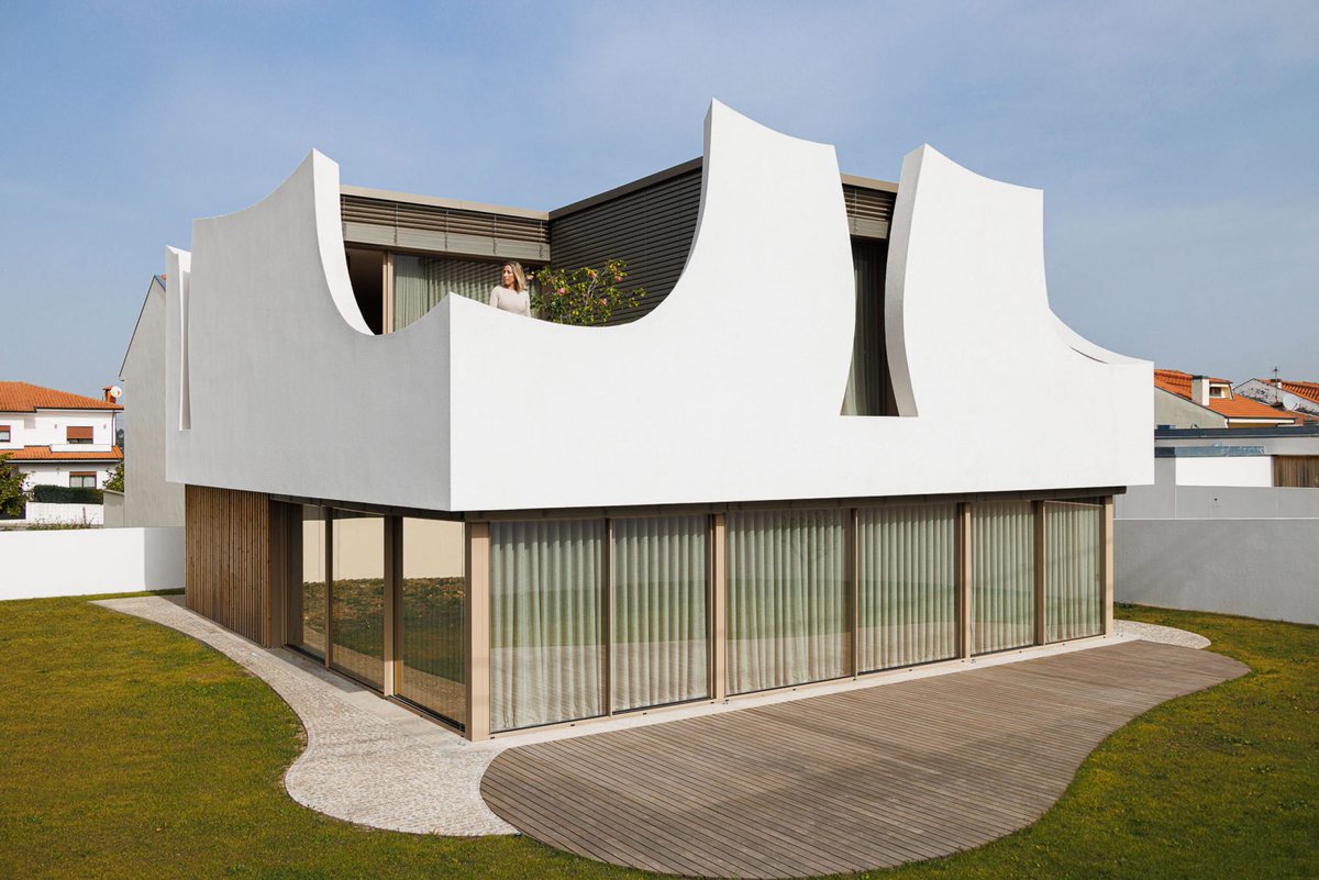 This home has curved white walls modelled on flower petals:
dezeen.com/2023/06/23/cas…