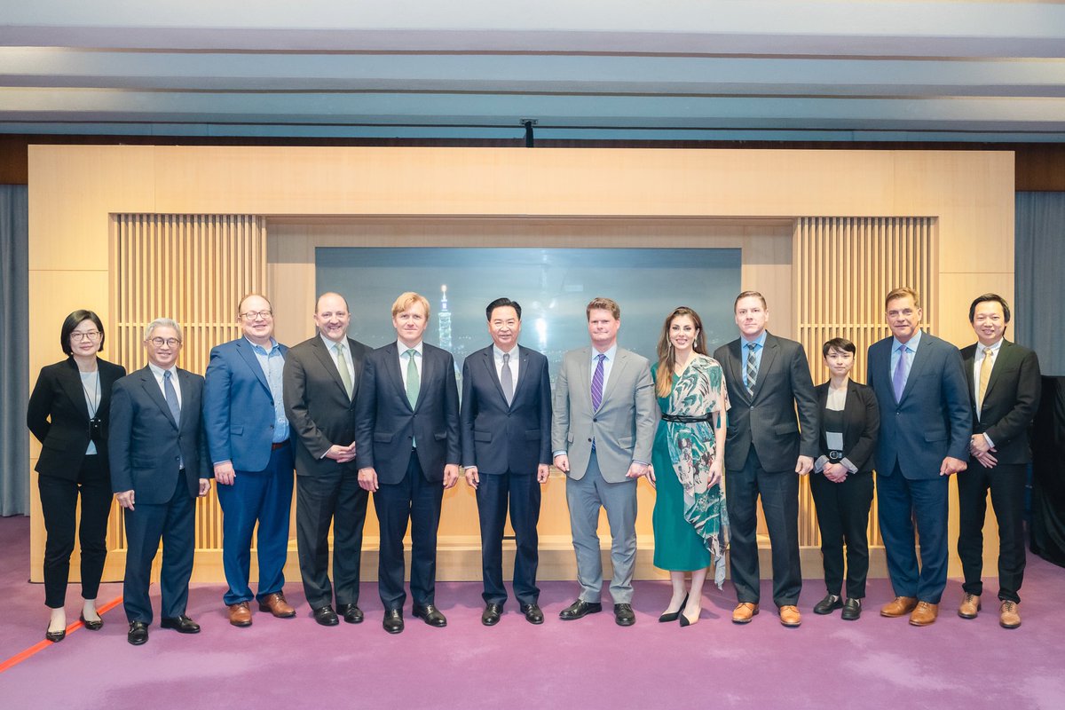 Minister Wu welcomed the @Project2049 delegation from the #US🇺🇸 led by Chair Randall Schriver & consisting of staunch #Taiwan🇹🇼 friends. We appreciate their long-term research & informed debate on preserving peace & stability in the #TaiwanStrait & across the #IndoPacific.