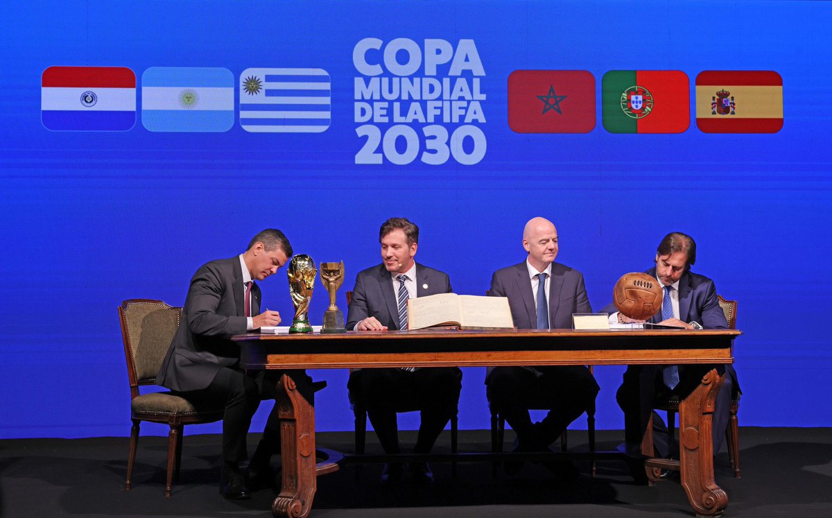 Esta foto es historia. Hoy en Paraguay, se firmó el acta de realización del Mundial 2030. Es un hecho que Paraguay, Argentina y Uruguay acogerán los partidos inaugurales de la Copa, en conmemoración por los 100 años del primer Mundial.