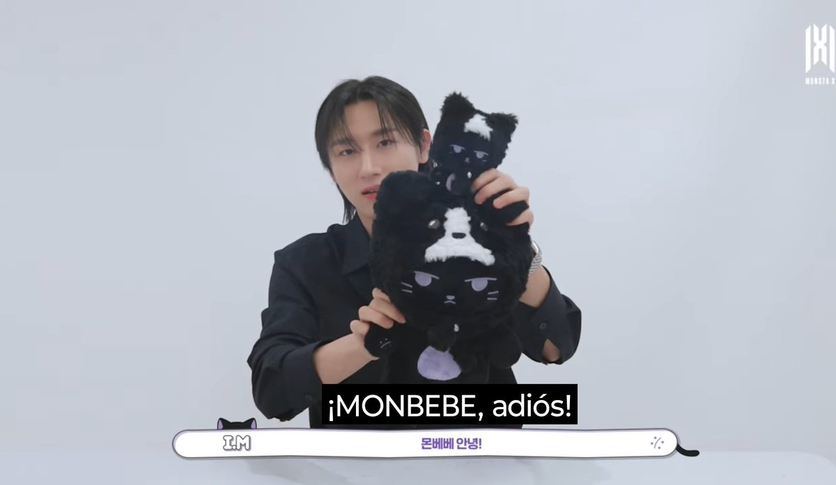 Changkyun confesó que llamó a su peluchito como 'Nyangkyun' porque 'Nyang' viene de gato y 'Kyun' por su nombre real. Incluyó su tatuaje en una de las patitas y lo que lo hace aún más lindo es que el gorrito es por su perrita Lucy. Este hombre plasmó su esencia por completo 🥺💜