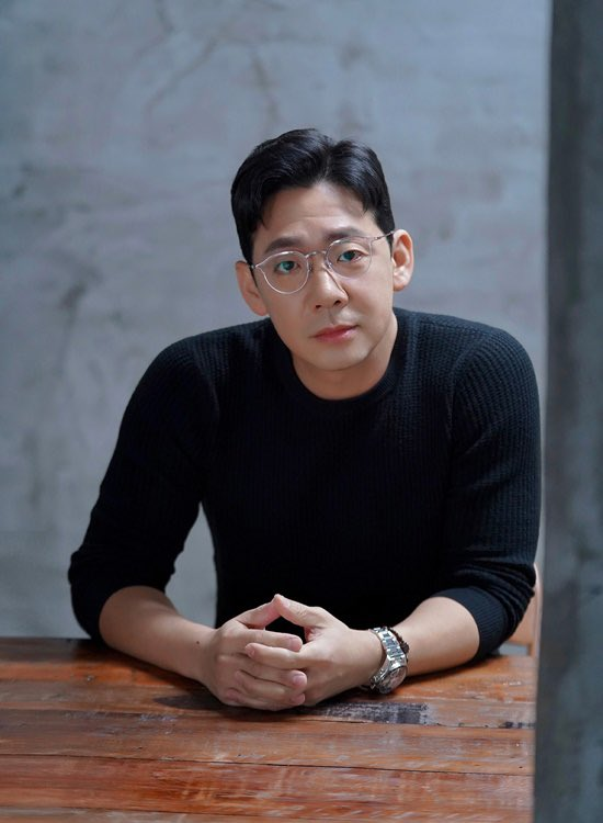 #KimShinRok reportedly to make a cameo appearance in tvN drama #QueenOfTears as #KimDoHyun's wife.   

She has previously worked with #KimSooHyun in Coupang Play drama #OneOrdinaryDay.

#KimJiWon #ParkSungHoon #KwakDongYeon #LeeJooBin #눈물의여왕 #김수현 #김지원