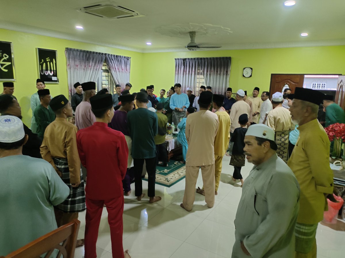 HilalAsyraf's tweet photo. Tradisi 'baraan' di Johor. Orang kampung, tua & muda akan beramai-ramai datang rumah ke rumah, berselawat dan mendoakan tuan rumah.

Biasanya dibuat dengan jemputan. Tuan rumah akan aturkan agar rumahnya ada dalam giliran 'baraan'.

Pagi ini giliran rumah kami pula di kampung Parit Jelutong. 😁