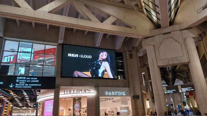 • #LISA's advertising screens were spotted celebrating her partnership with #RCARecords in Paris 🇫🇷 #LISAxRCA #RCAxLLOUD #LLOUDxRCA