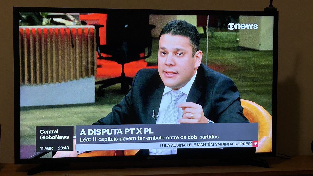 Muito feliz de ver a estreia do meu talentoso amigo @arcoverde_leo #CentralGloboNews. 

Muito orgulho de você amigo. ❤️

(Para não perder o hábito das fotos da tela 📺✨)