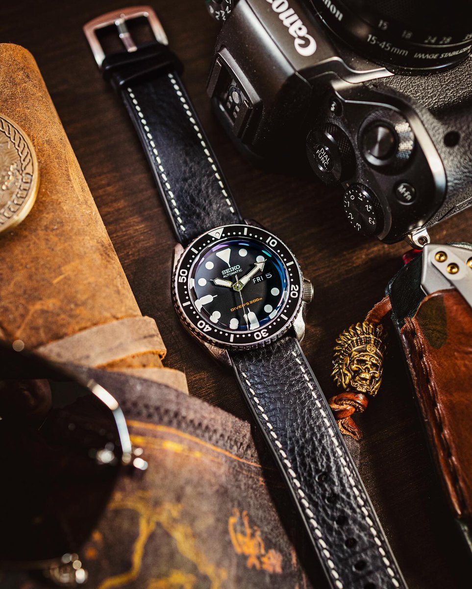 Obsessed with this combo! @sidswatchlife upgrades a classic Seiko SKX007 with a black Watts Premium Italian Calf Leather Hybrid Strap.

#seikoskx #seikoskx007 #skx #seikowatch
#seikowatches #seikodiver
#seiko #diverwatch #diverwatches
#📷 @sidswatchlife

l8r.it/ll1r