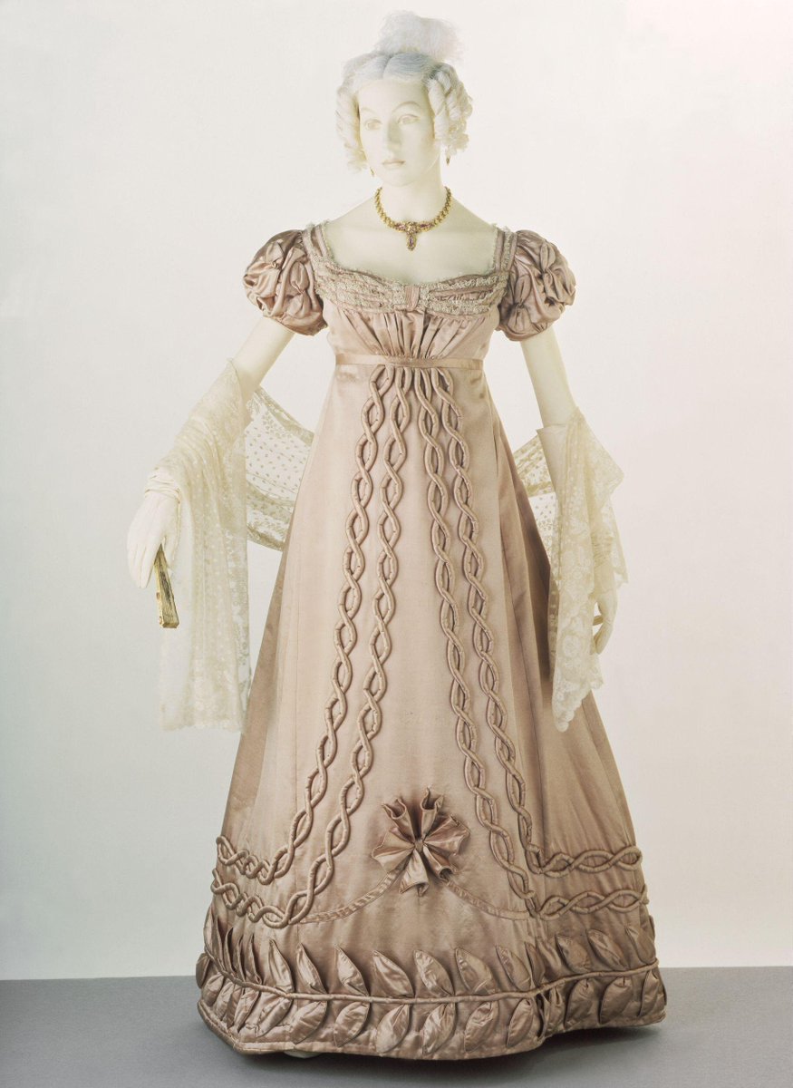 Great Britain or France. Evening Dress, 1820-23. Silk satin, trimmed with applied silk satin and bobbin lace. ©️ @V_and_A #Fashionhistory collections.vam.ac.uk/item/O74454/ev…