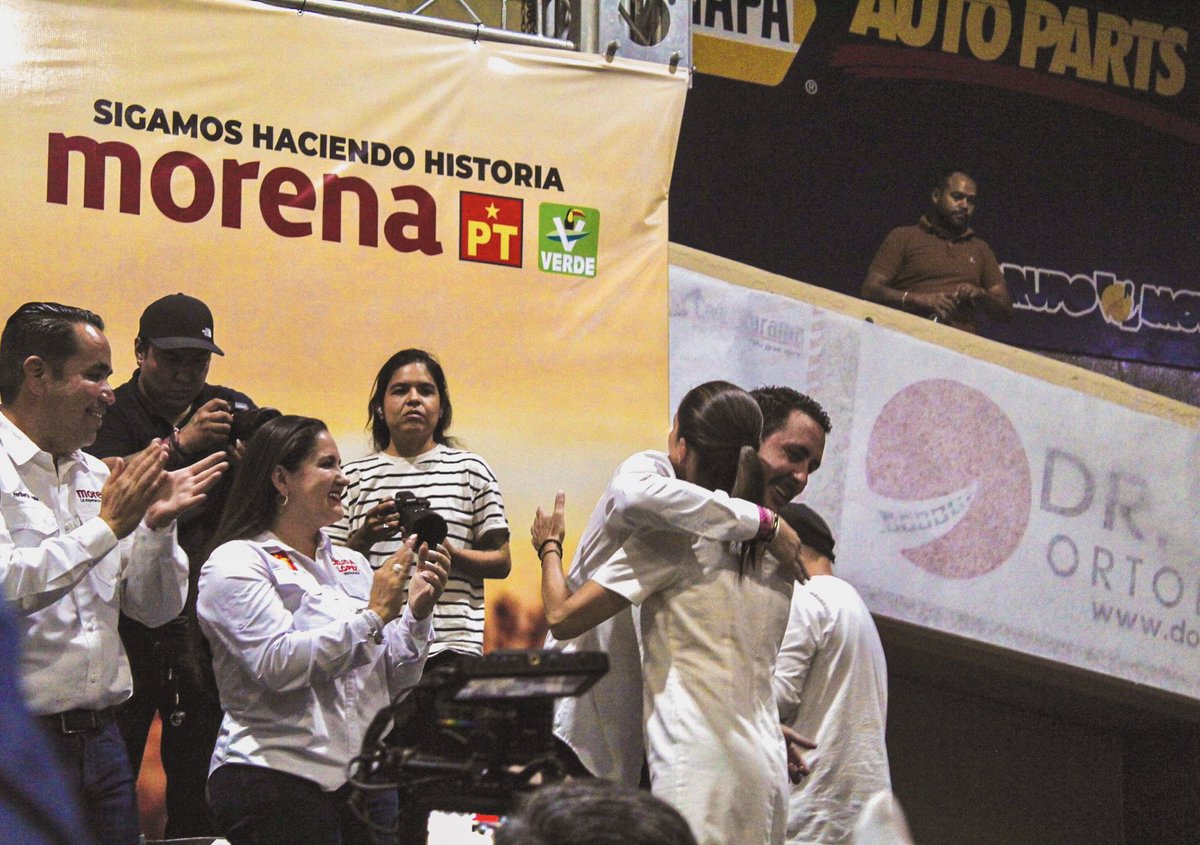 📸 | La postal de hoy: Quien encabeza las preferencias para convertirse en la primera mujer presidenta de México, con el joven revelación de la política sonorense. @Claudiashein 🫂 @FernandoRVM