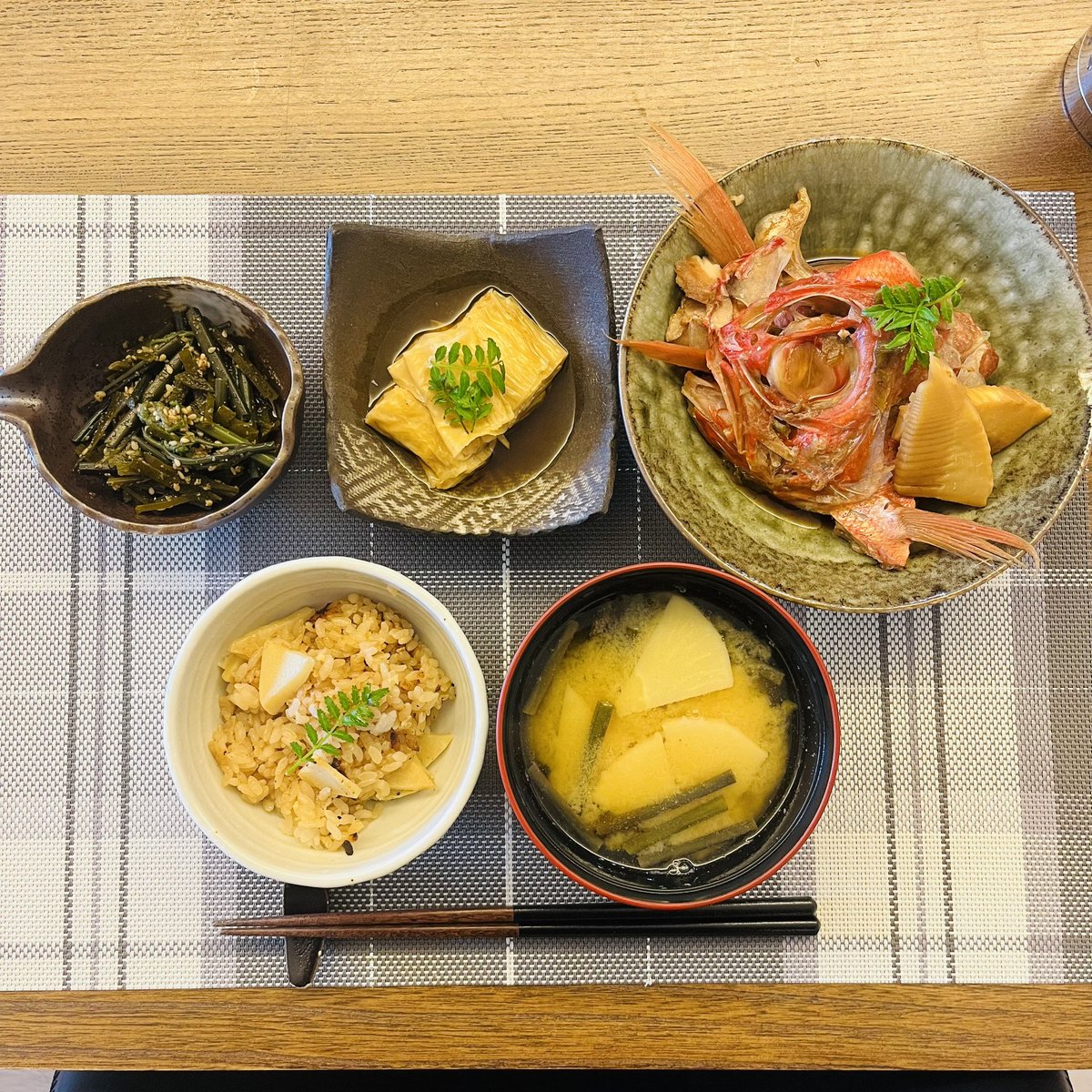 今年の筍おーわりっ 筍ごはん 筍と蕨の味噌汁 金目の兜煮 湯葉の炊いたん 蕨と出汁ガラ昆布の胡麻和え