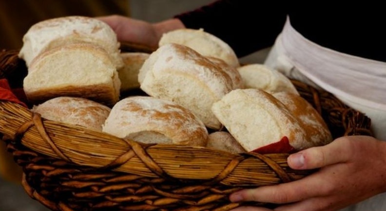 4月12日は #パンの記念日 🍞 17世紀から食されている柔らかく白いパン「ウォーターフォード・ブラー」は、スープやシチュー、ベーコン、チーズ、バターとの相性抜群！ アイルランド最古の町ウォーターフォードを訪れた際は、地元のベーカリーで本場のウォーターフォード・ブラーを味わってみては😋？