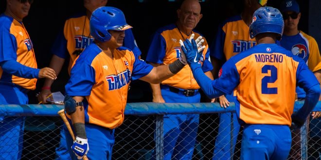 Un trío de lanzadores espirituanos dejó en un par de hits el gasto ofensivo del equipo más bateador de la presente campaña beisbolera cubana este jueves, cuando los Gallos vencieron tres carreras por cero a los Alazanes de Granma. escambray.cu/?p=329718 @jit_digital