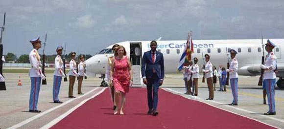 #DickonMitchell , primer ministro d Granada, arribó este jueves al Aeropuerto Internacional José Martí, d La Habana, como parte d una visita oficial a #Cuba en el contexto del aniversario 45 del establecimiento d relaciones bilaterales entre las naciones escambray.cu/?p=329730