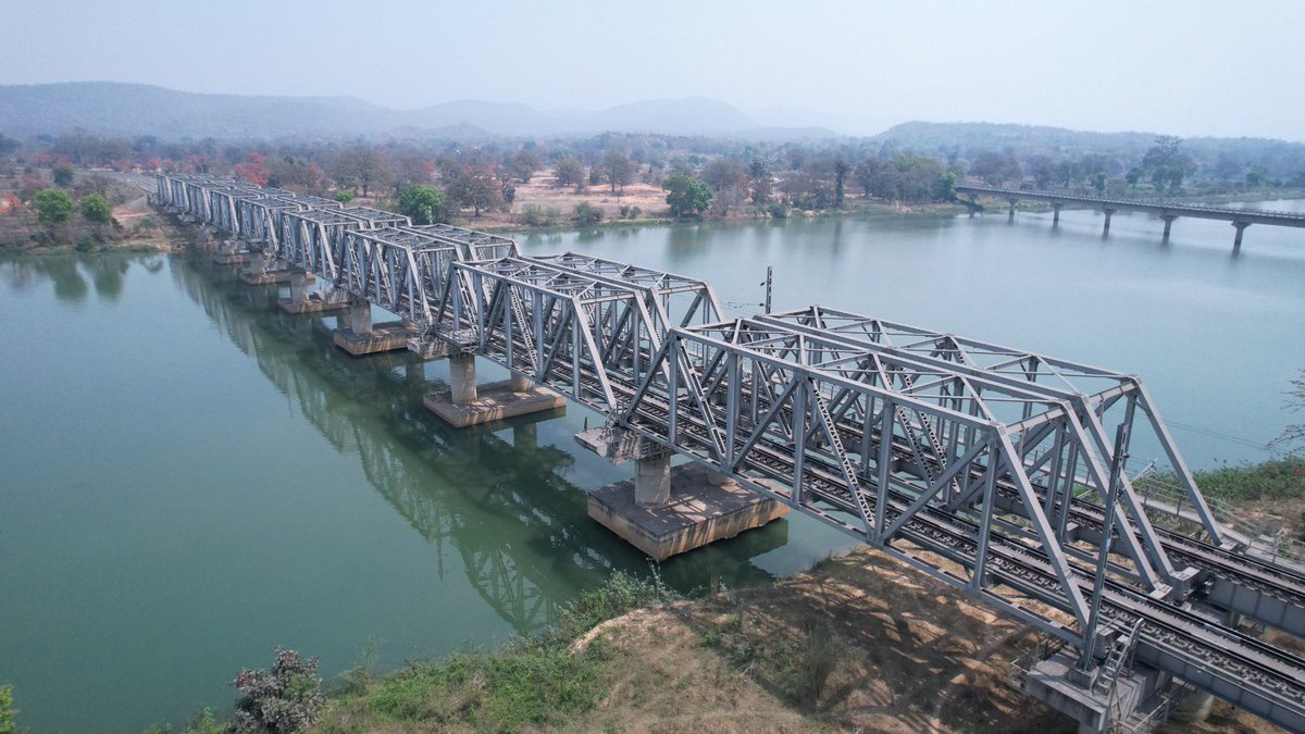 Basking in the golden glow of a sunny day, a Rail bridge gracefully spans over River Shivnath on the Kharsia-Dharamjaigarh Rail section. ☀️
📍Chhattisgarh