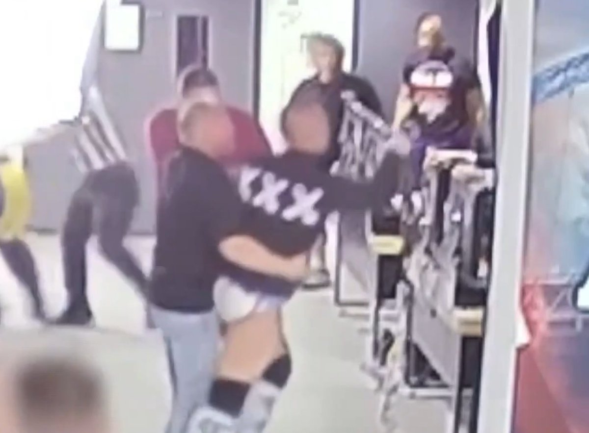 paynexkillerYT's tweet image. Literally the exact seconds that CM Punk lunges towards @TonyKhan
How can people ignore and deny these claims?
@AEWonTV @youngbucks #AllIn #AEWAllIn 
#FuckCMPunk. Seriously.