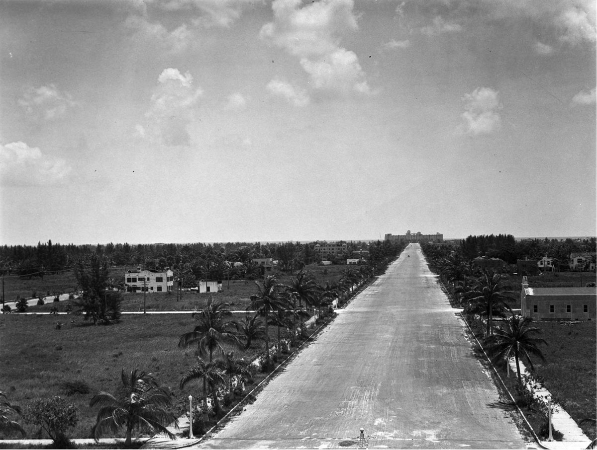 Hollywood, Florida in 1934

Looks like Hollywood Blvd facing east. The then-new-ish Hollywood Beach Hotel is in the distance.
historichollywoodbeachresort.com/history/
#Florida #FtLauderdale #Miami