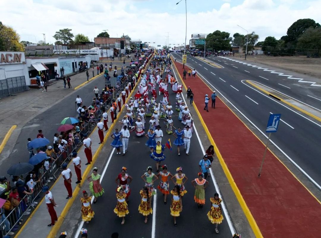 ¡Qué viva el General Manuel Piar!
Extraordinaria la participación de Movimiento Cultural de Ciudad Guayana en representación de la Gran Misión Viva Venezuela, en el desfile del 11 de Abril, 207 de la Batalla de San Félix.
<a href="/NicolasMaduro/">Nicolás Maduro</a>
<a href="/VillegasPoljak/">Ernesto Villegas Poljak</a>
<a href="/OviedoPSUV/">Tito Oviedo</a>
<a href="/amarcanopsuv/">Ángel Marcano</a>
