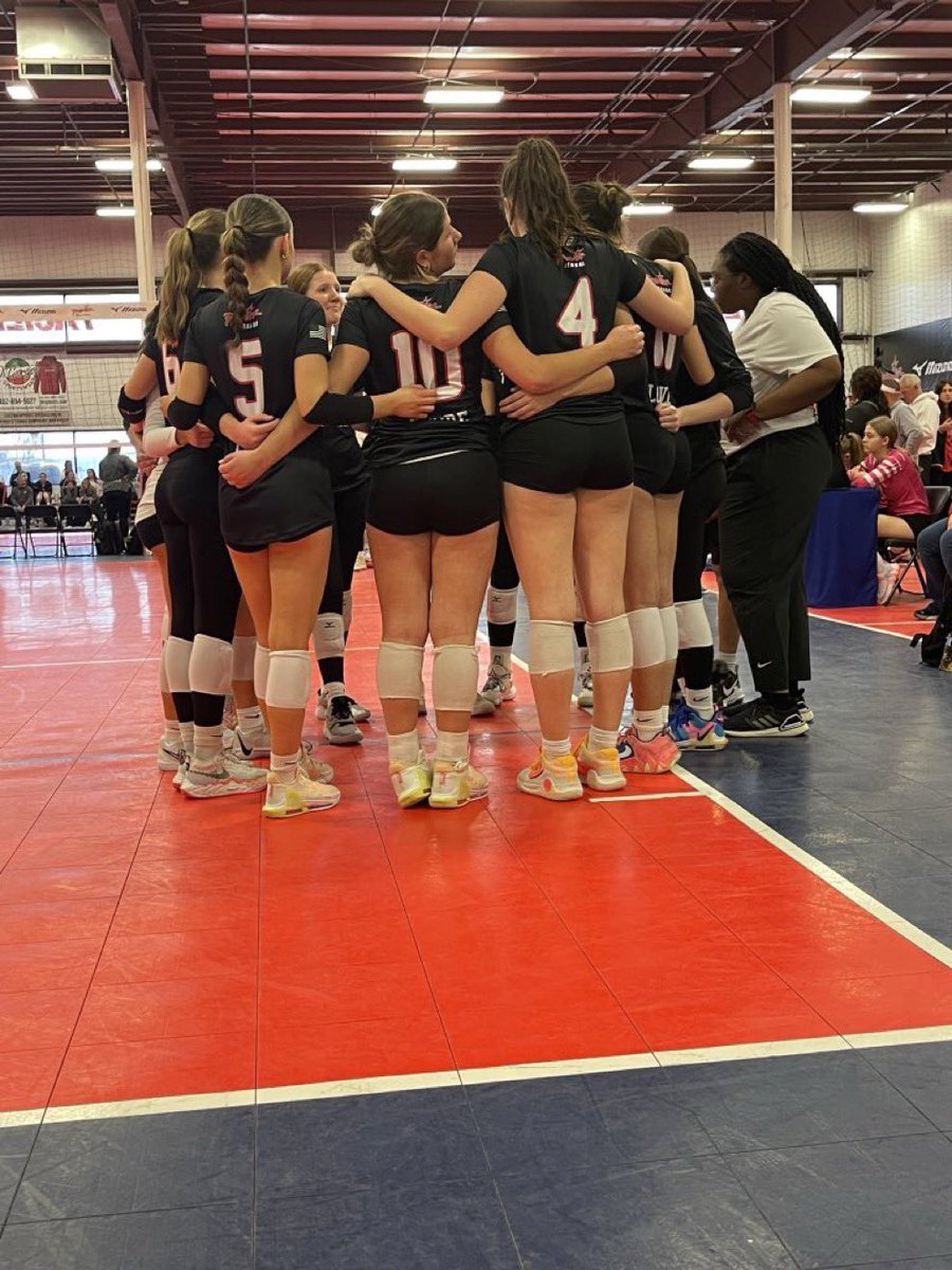 Premier15Silver's tweet photo. Back at it! Hungry for a bid❣️ #ShowMeNQ @Premier_VB #PremierStrong Follow us this weekend in KC: https://t.co/Kwpy5G8O9r https://t.co/ZKFlV99oya