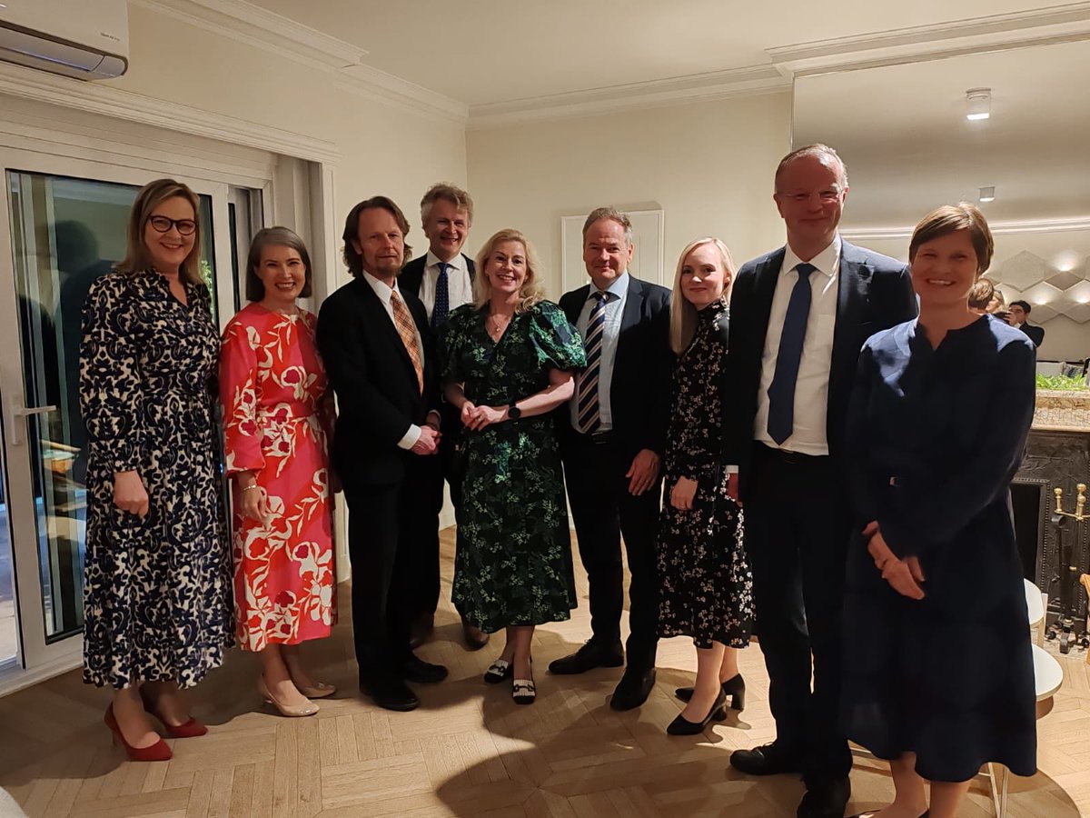 Kiitos, kiva ilta 🇫🇮 suurlähetystössä #buenosaires 🇦🇷 Mm. ⁦<a href="/EvaBiaudet/">Eva Biaudet</a>⁩ ⁦⁦<a href="/NicolaLindertz/">Nicola Lindertz</a>⁩ <a href="/EerolaJuha/">Juha Eerola</a>⁩ ⁦<a href="/EljasRepo/">Eljas Repo</a>⁩ ⁦<a href="/MariKaunistola/">Mari Kaunistola</a>⁩ ⁦<a href="/MariaOhisalo/">Maria Ohisalo</a>⁩ ⁦<a href="/arvo_heikkila/">Mika Heikkilä</a>⁩