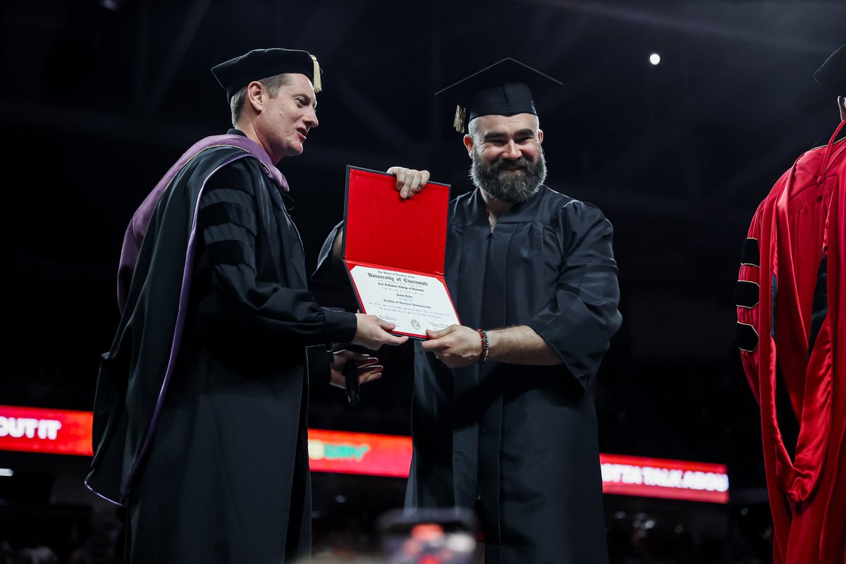 GoBEARCATS's tweet image. A surprise commencement we’ll never forget. Congratulations to Travis and Jason on (finally) picking up those diplomas! 🤣 

#Bearcats | @newheightshow