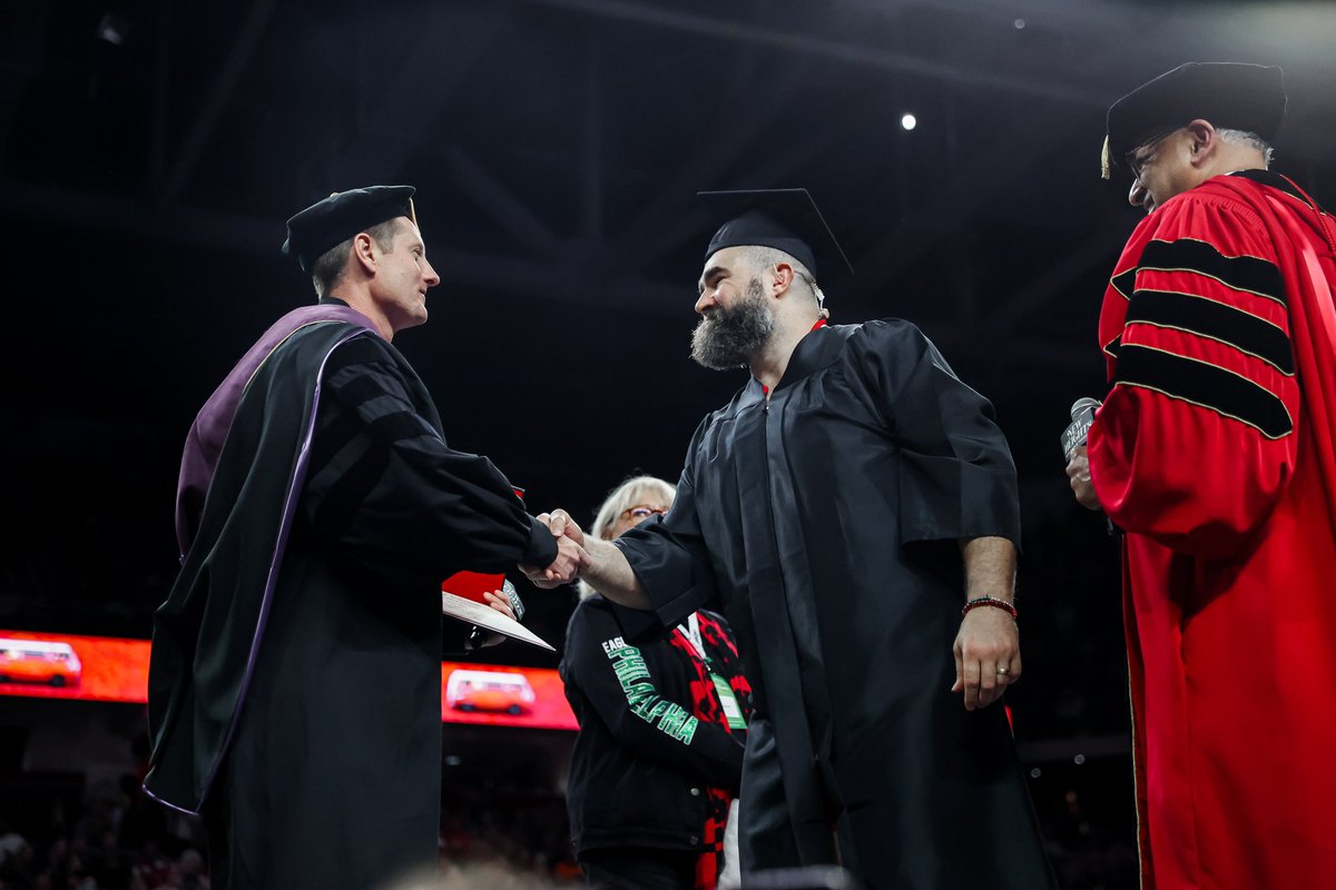 GoBEARCATS's tweet image. A surprise commencement we’ll never forget. Congratulations to Travis and Jason on (finally) picking up those diplomas! 🤣 

#Bearcats | @newheightshow