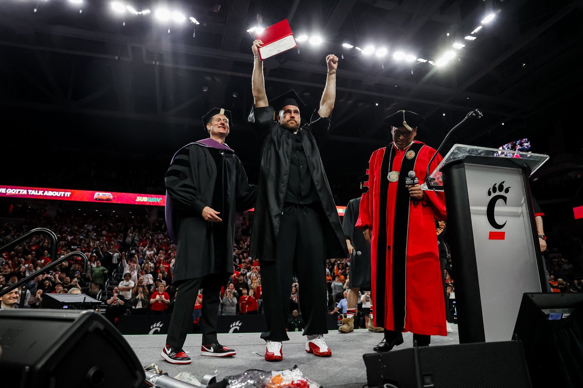 GoBEARCATS's tweet image. A surprise commencement we’ll never forget. Congratulations to Travis and Jason on (finally) picking up those diplomas! 🤣 

#Bearcats | @newheightshow