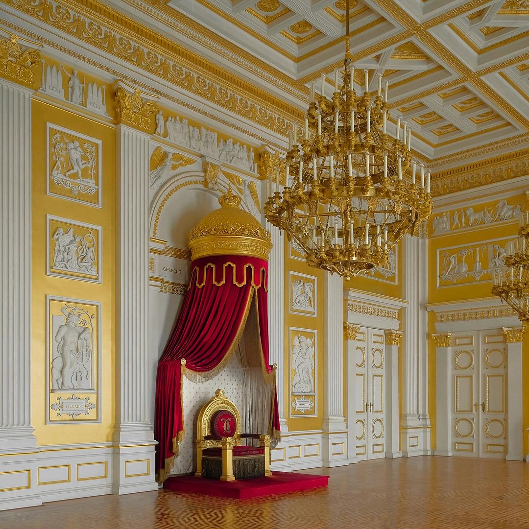 Munich, Germany 🇩🇪 The throne room of the Königsbau in Munich's Residenz is a breathtaking testament to Bavarian opulence and royal grandeur, with its soaring ceilings adorned with intricate stuccowork and gilded embellishments. 📸schloesserverwaltung.bayern