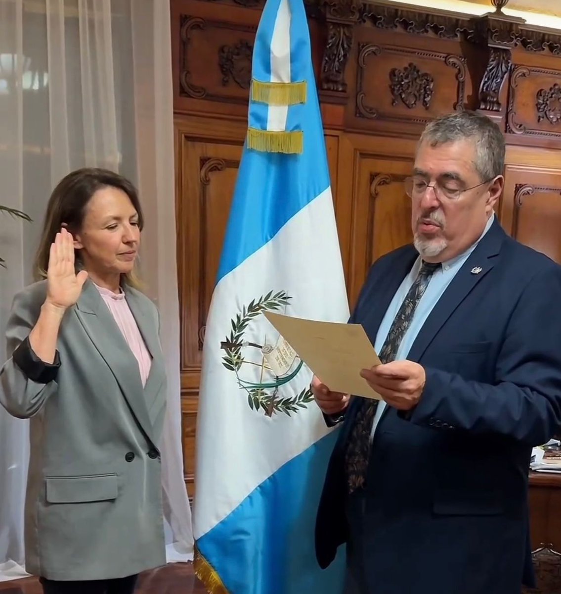 El presidente Bernardo Arévalo juramenta a Ana Patricia Orantes como nueva ministra de Ambiente y Recursos Naturales.

#PatriciaOrantes #Juramentación #Ministra #MARN #Ambiente