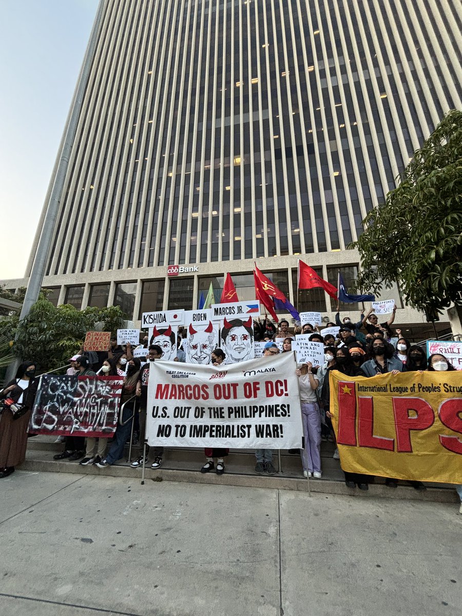 A few dozen Filipino activists gathered outside the Los Angeles Philippine Consulate to denounce President Bong Bong Marcos’ latest U.S. trip in h where he met with U.S. President Joe Biden & Japanese Prime Minister Fumio Kishida. @TFCNewsNow @ABSCBNNews @ANCALERTS