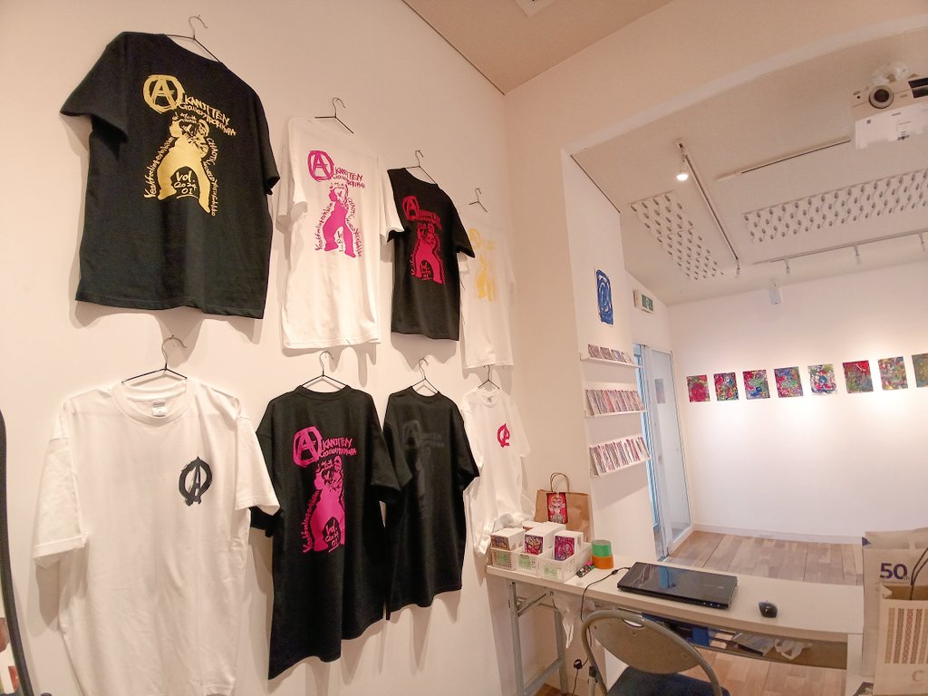irorimura2005's tweet photo. ＼2日目オープン／

▶A感じ展
N.HASHIMOTO
　　
本日も、20：00まで！
是非お越しください😊

会場┃イロリムラプチホール
大阪市北区中崎1-4-15

今回初となる「A感じ展」では幼い頃に描いた作品をはじめ、カオスをテーマにした作品や映画に影響を受けたコアな作品などを中心に展示します。 https://t.co/AmOv7vyXeN