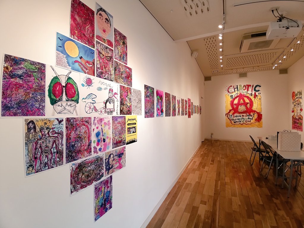 irorimura2005's tweet photo. ＼2日目オープン／

▶A感じ展
N.HASHIMOTO
　　
本日も、20：00まで！
是非お越しください😊

会場┃イロリムラプチホール
大阪市北区中崎1-4-15

今回初となる「A感じ展」では幼い頃に描いた作品をはじめ、カオスをテーマにした作品や映画に影響を受けたコアな作品などを中心に展示します。 https://t.co/AmOv7vyXeN