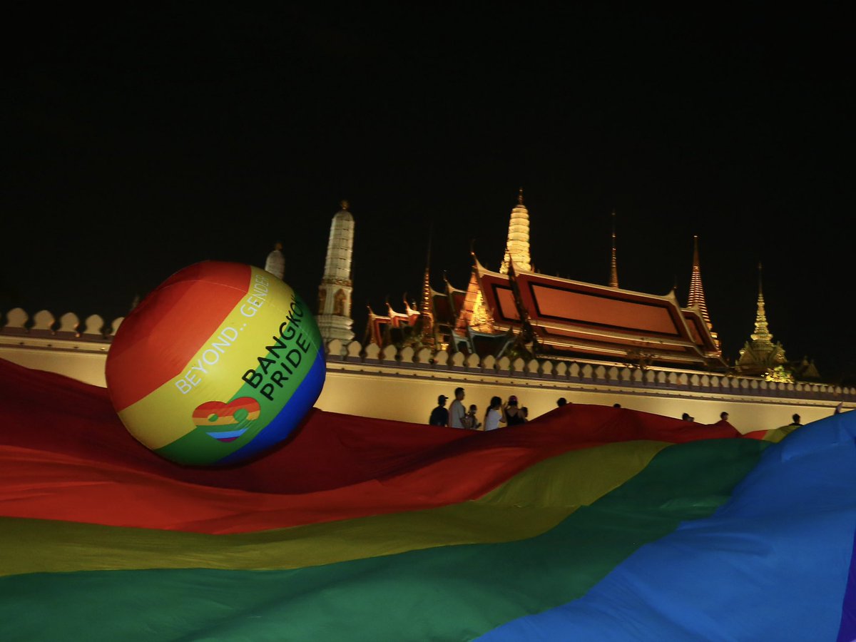 เจอกันอีกครั้งกับขบวน Bangkok Pride ในงานมหาสงกรานต์ สนามหลวง เวลา 17.30 เห็นสัญลักษณ์ธงรุ้งเดินมาหาเราได้เลย 🏳️‍🌈 #MahaSongkranWorldWaterFestival2024 #BangkokPride #BangkokPrideXMahaSongkranWorldWaterFestival2024 #BangkokPrideSongkranParade