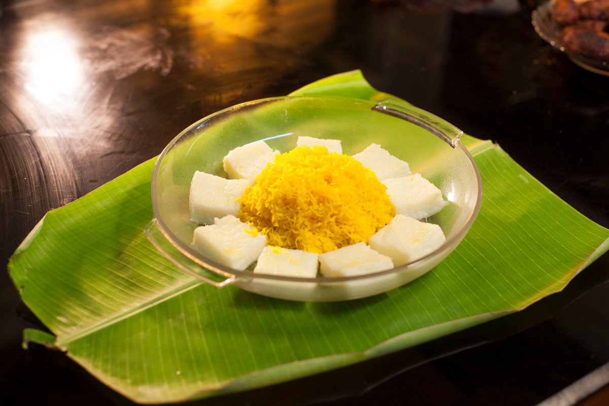 #KulinerINDIA Perpaduan manis Muttamala dan Pinjanathappam membuat Idul Fitri sungguh meriah! Sementara Muttamala dibuat dengan kuning telur, Pinjanathappam adalah puding kukus yang terbuat dari putih telur dan sirup gula. 📸: @KeralaTourism #75thIndiaIndonesia