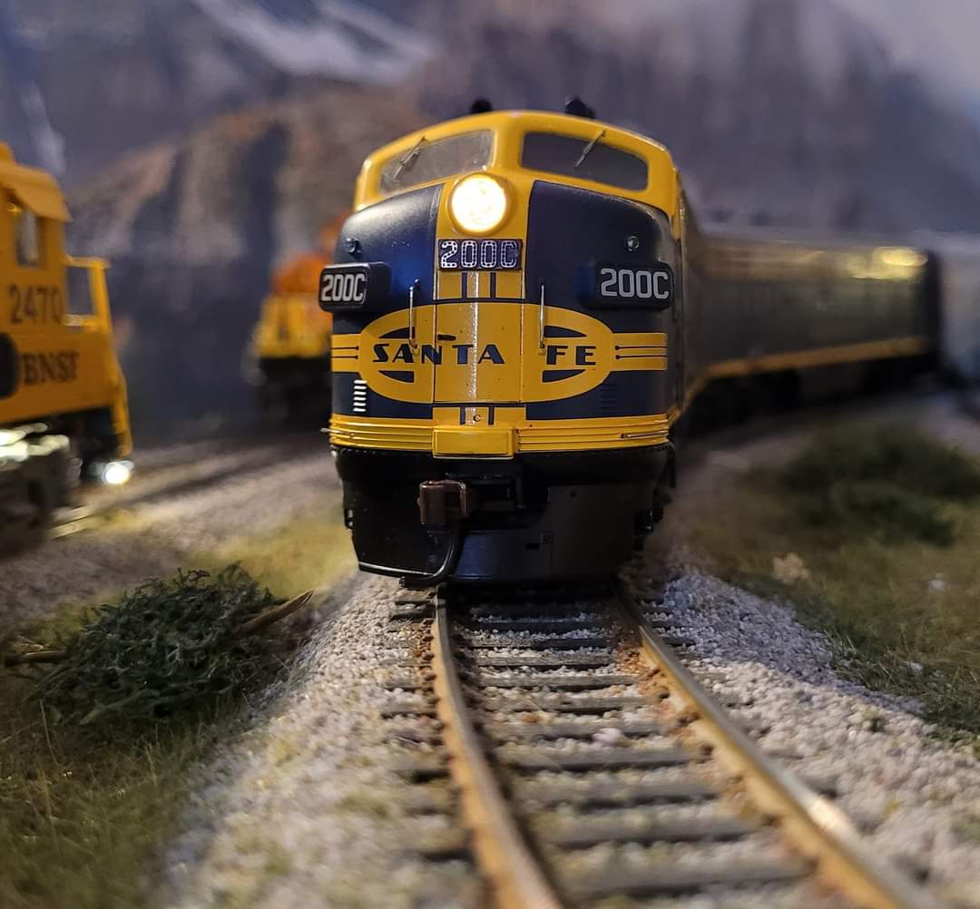 A special kind of Santa Fe F7 passing through today. #SantaFe #modelrailroading #trains #toy #hobby #miniatures #diorama #h