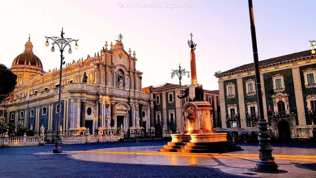 I colori dell'alba. Catania, Piazza Duomo. ❤️🎵🔥 youtu.be/mrojrDCI02k?si…