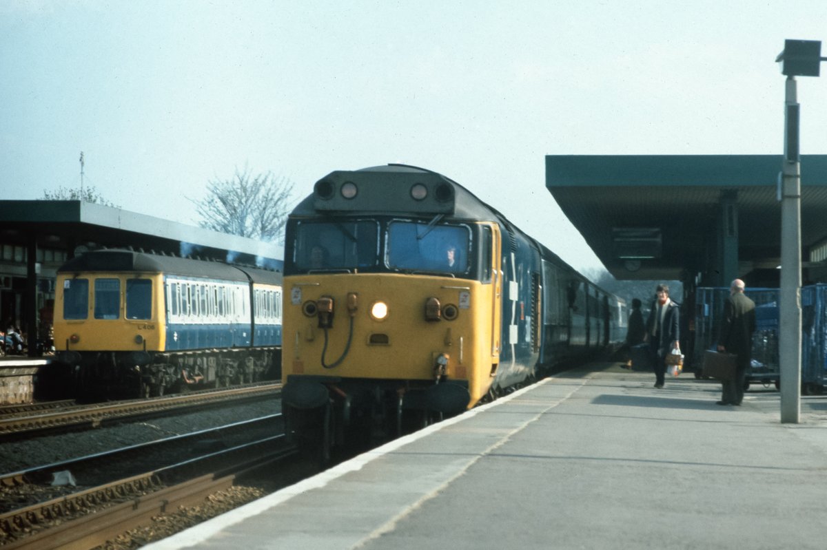 50003 'Temeraire' arrives at Oxford on Saturday 17th April 1982 with 1M15, the 1550 Paddington - Birmingham New St as Class 117 set L406, departs with a stopper for Reading. #FiftiesOnFriday #FrontEndFriday