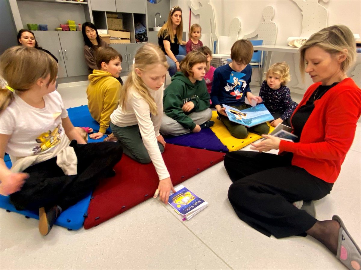 Nekaj utrinkov ob otvoritvi razstave in delavnice z naslovom 'Predstavitev poklica ilustratorke'. Razstavo ilustracij v Družinskem centru Mala ulica si lahko ogledate vse do 17. aprila. #illustrator #workshop #kids