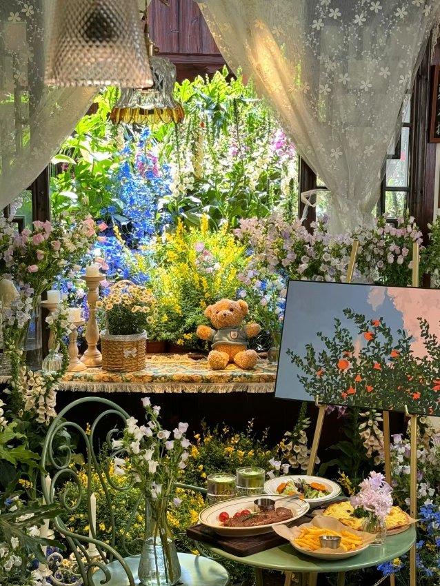 A restaurant blooming with fresh flowers—is it your dream spot?