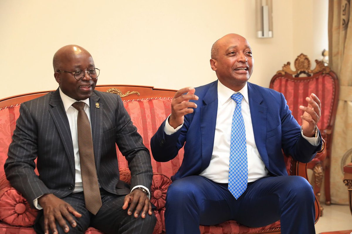 Le Président de la CAF, Dr Patrice Motsepe est arrivé à Luanda pour une visite de deux jours en Angola. Il a été accueilli par le président de la Fédération Angolaise de Football, Artur de Almeida e Silva. Dr Motsepe est accompagné du SG de la CAF, Véron Mosengo-Omba.